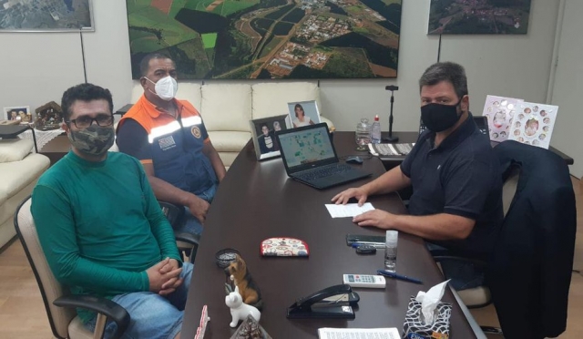 Prefeitor Prado durante reunião com o coordenador da Defesa Civil, sargento Gerson Gones dos Santos