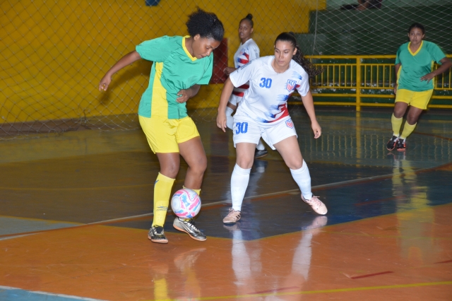 Na foto rodada da Copa Lençóis de Futsal feminino entre ACF (uniforme branco) que conquistou o título em 2020 e Bola com Batom (foto arquivo Prefeitura)