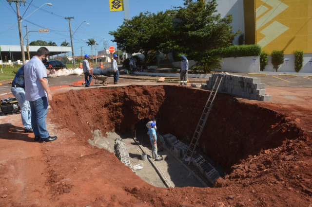 Em diversos pontos da cidade, equipes trabalham para resolver danos causados pelas chuvas