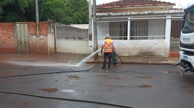 Equipes da Prefeitura realizam limpeza das áreas atingidas pela inundação