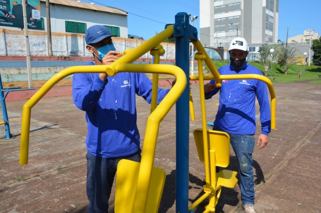 Funcionários da empresa contratada realizam manutenção em um dos aparelhos da academia de ginástica na Área de Lazer