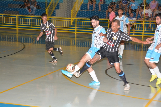 O União Primavera venceu o Altetas do Ferrari (calções pretos) na abertura da Nova Copa Lençóis de Futsal