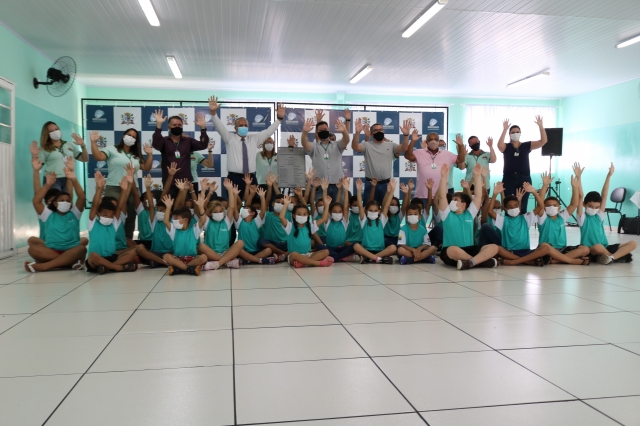 Autoridades, funcionários e crianças atendidas acompanharam entrega do Centro de Convivência Sylvio Capoani