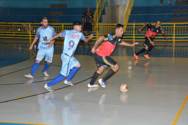 Na foto, lance do jogo entre Resenha e Nacional (uniforme azul esclaro) na abertura da segunda rodada