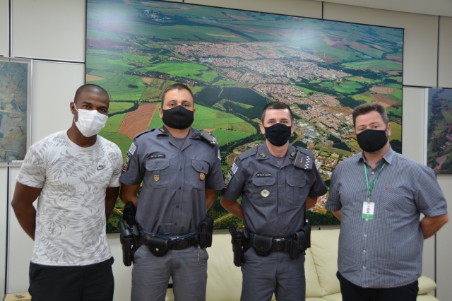 Na foto Bibaia, capitão Torres, o tenente-coronel Valentim e o prefeito Prado durante o encontro nesta sexta