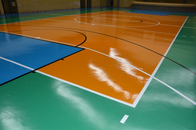 Após conclusão das obras no piso da quadra, a empresa contratada pela Prefeitura inicia a pintura das arquibancadas, grades de proteção e outras melhorias