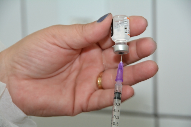 Vacinação nas escolas, com acompanhamento dos pais, segue hoje e durante a semana