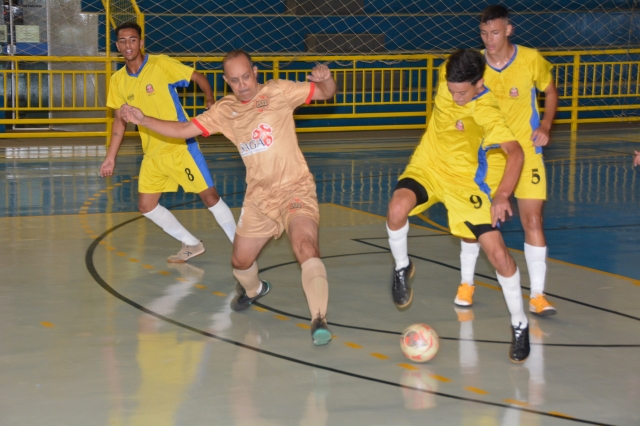 Na foto, a equipe do ALF derrotou o Rubens Futsal (uniforme amarelo)
