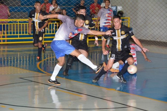 Na foto, lance do jogo entre Baile de Munique (calções e camisas pretas) e Primavera FC