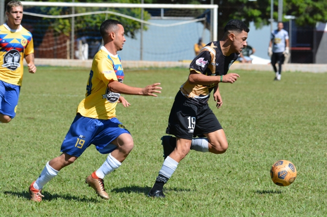 Unidos do Júlio Ferrari Ferrari (calções pretos) venceu o Jardim América e enfrenta no domingo o Asa Branca em busca de uma das vagas para as semifinais
