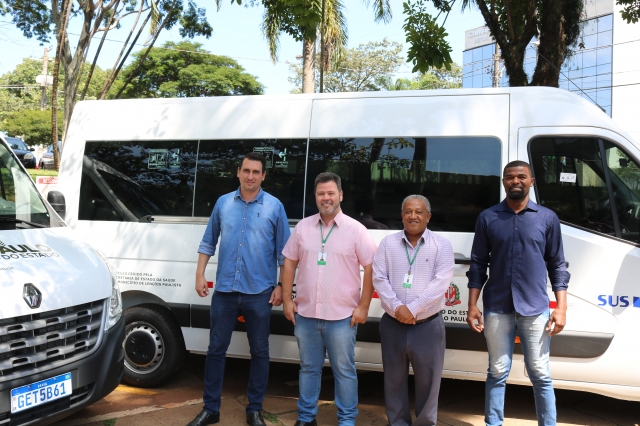 Lençóis Paulista recebe duas vans para transporte de pacientes