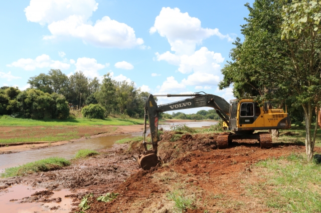 Limpeza e desassoreamento vai ampliar capacidade do Lago da Prata