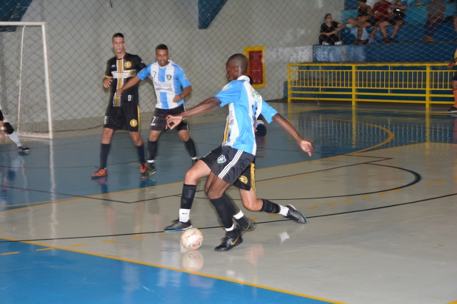 Na foto, lance do jogo entre AAL e Baile de Munique