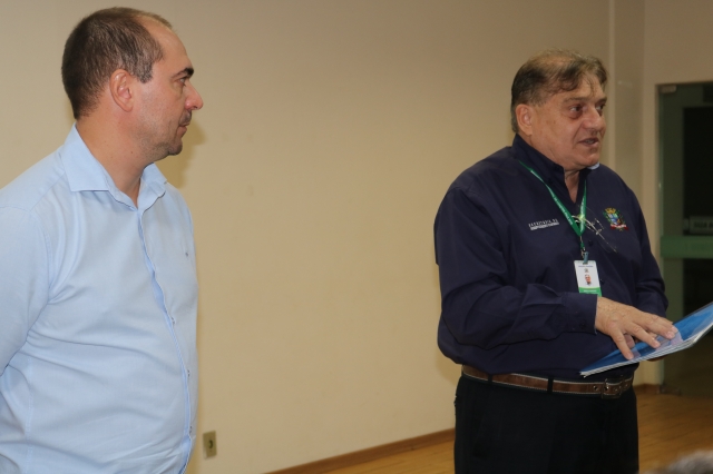 O secretário Paulo César Ferrari e o advogado Jorge Langona conduziram a audiência