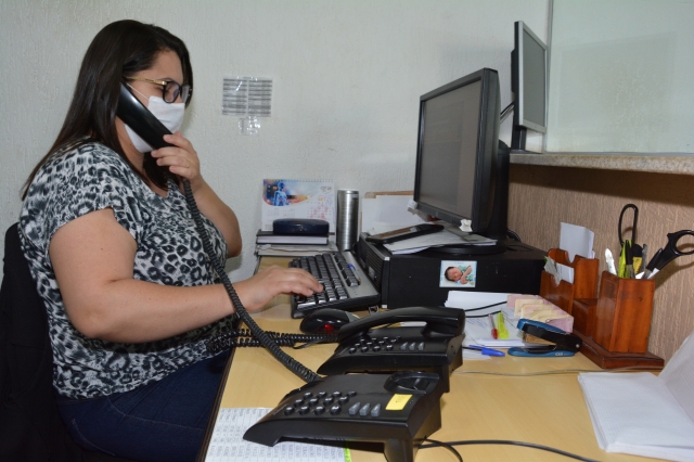 Na foto servidora durante atendimento telefônico para agendamento de viagens no Setor de Transporte da Saúde