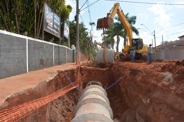 Nova rede de galerias pluviais, na avenida Padre Salústio Rodrigues Machado, será concluída em maio
