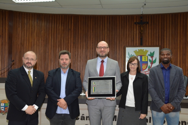 Na foto da esquerda para a direita, vereador Rômulo, prefeito Prado, Marcelo Maganha, vereadora Mirna e o presidente da Câmara Bibaia