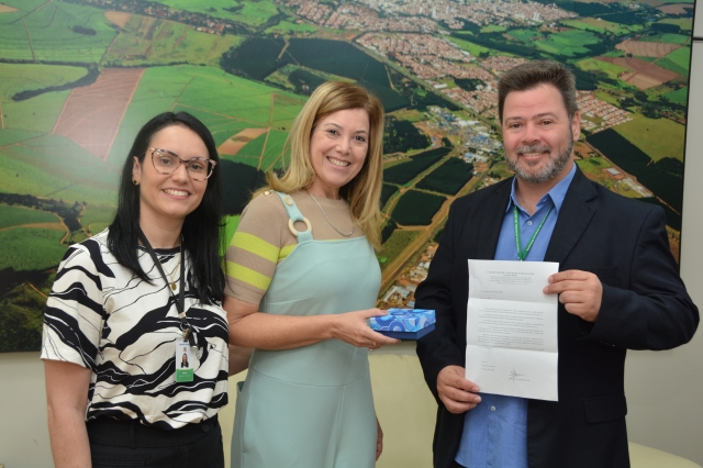 Prefeito Anderson Prado, diretora do Colégio São José, Selma Pereira de Freitas Spunar e a secretária de Turismo, Joelma de Andrade Taioque