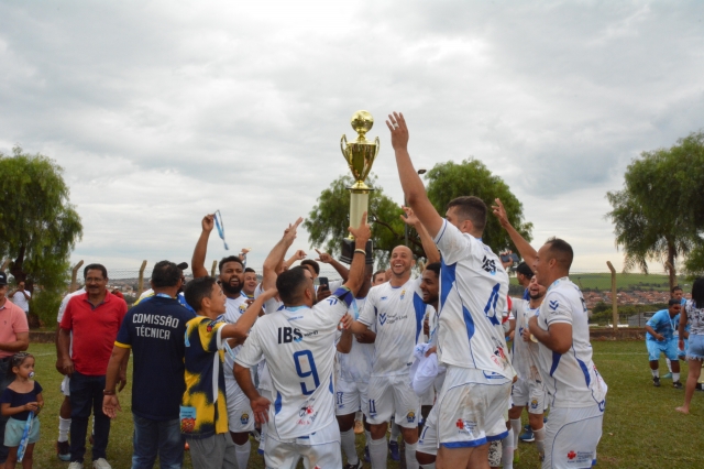 Jogadores do Grêmio Cecap comemoram conquista da Copa Lençóis no domingo, 1º