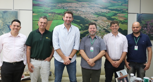 O prefeito Anderson Prado com a equipe da TT do Brasil