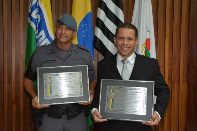 Cabo PM Valdinei e investigador Júlio Cesar após a cerimônia realizada na Câmara Munmicipal