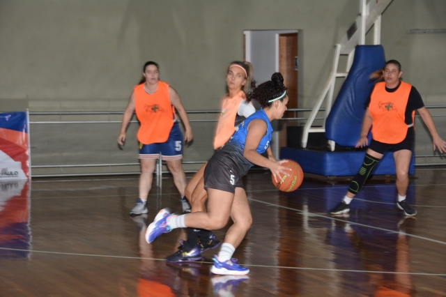 Lance do amisto disputado ontem na Arena ALBa entre Lençóis (uniforme azul) e Bauru Basquete Máster