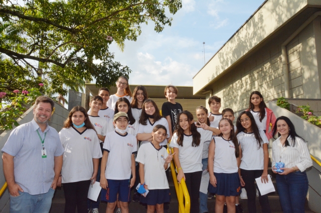 Alunos do Colégio São José após o encontro com o prefeito Prado
