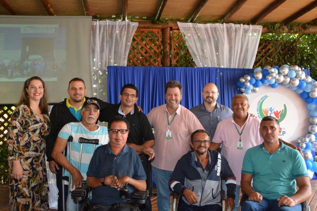 Integrantes da diretoria da Adefilp com autoridades e convidados após a cerimônia que marcou os 25 anos da Entidade