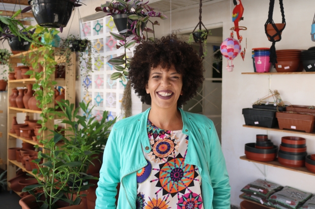 Raquel e seus produtos com inspiração no colorido da natureza