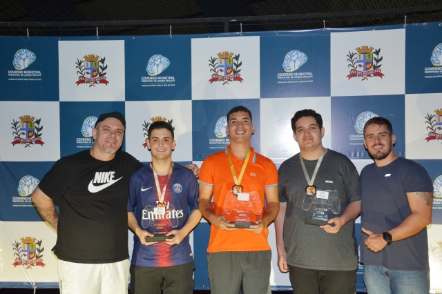 Da esquerda para direita, Adolfo Martini, Ruan, 3º lugar, Gabriel, 1º lugar, Luiz Otávio, vice-campeão e o secretário Raphael Blanco
