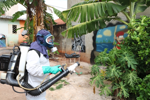 Nos casos positivos de dengue, Vigilância Epidemiológica faz bloqueio e nebulização