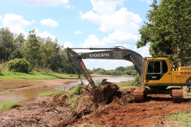 O procedimento incluiu a escavação, carregamento e transporte dos sedimentos retirados do corpo d'água