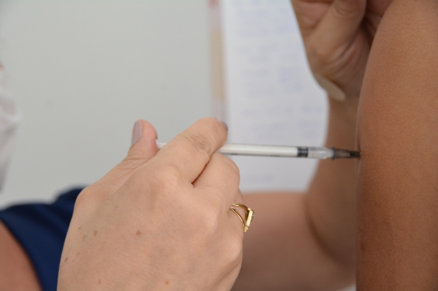 Adolescentes que tomaram a segunda dose há pelo menos quatro meses podem receber reforço