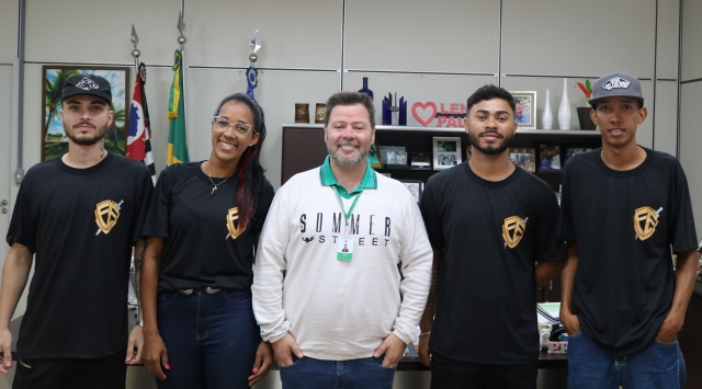 Jovens se dedicam em ações voluntárias