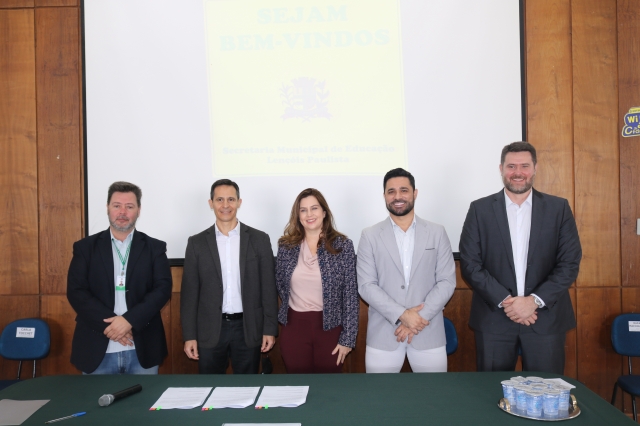 Formalização da parceria Prefeitura, Lwart Soluções Ambientais e Parceiros da Educação