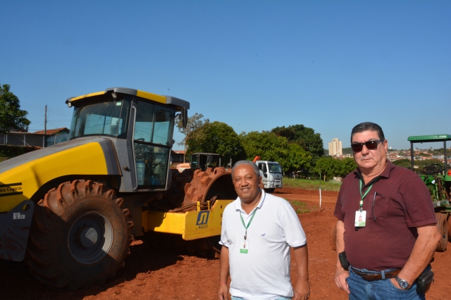 Manezinho no canteiro de obras do Jardim Heleno Quitéria