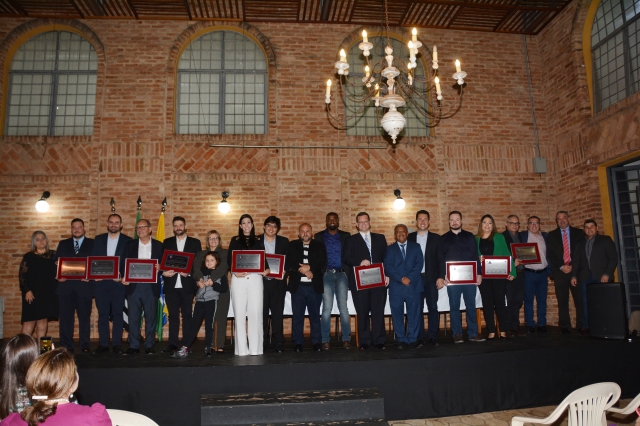 Sessão Solene foi realizada no Espaço Cultural Cidade do Livro para entrega do Título e Ordem do Mérito Lençoense