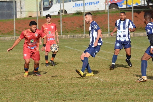 Na foto, lance da vitória do Paulista sobre o Nacional (calções azuis) no Vagulão