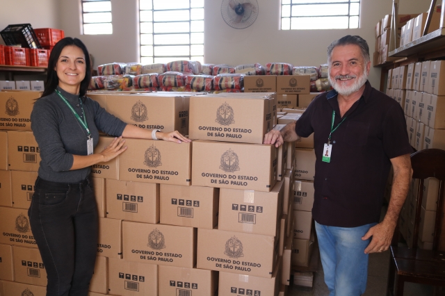 Daise Oliver e Ney Góes recebem cestas enviadas pelo governo do Estado