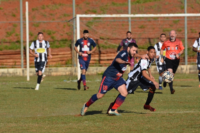 Na foto, lance do jogo entre Unidos do Júlio Ferrari e Asa Branca que entram em campo no domingo, em busca de uma vaga nas semifinais