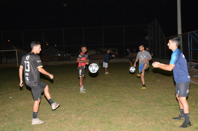 Atletas durante treinamento realizado nesta semana; Lençóis enfrenta Dois Córregos neste sábado