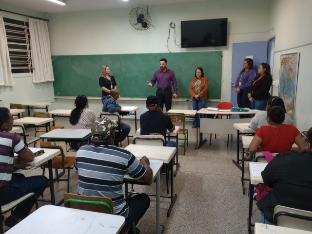 O secretário de Educação, Railson Rodrigues, acompanhou o primeiro dia das aulas do EJA na Escola Professora Guiomar Fortunata Coneglian Borcat
