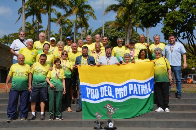 Atletas e autoridades com a bandeira de Lençóis Paulistao ao final do encontro realizado na sexta-feira, 5
