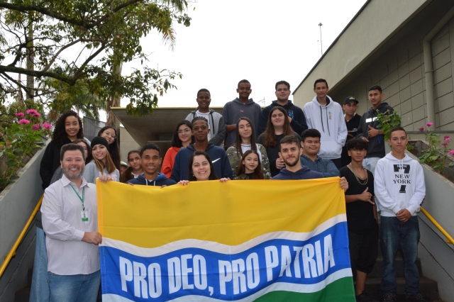 Alunos da Escola Guiomar durante encontro com o prefeito Prado nesta semana