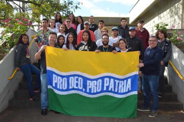 Alunos do 9º ano D da Escola Guiomar Borcat, durante encontro com o prefeito Prado no Paço Municipal