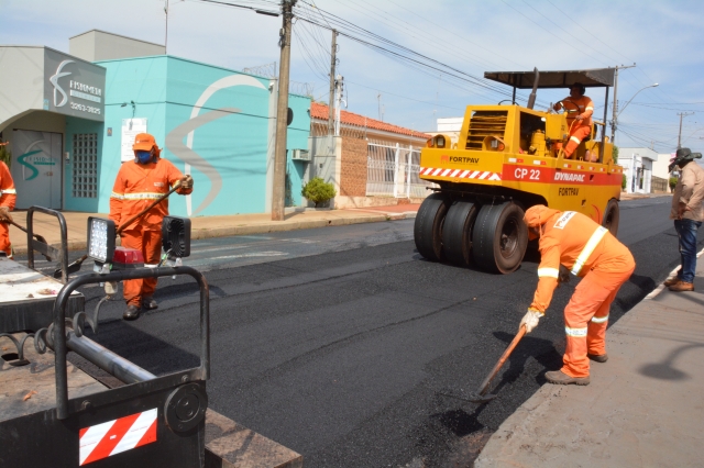 Equipes da empresa contratada pela Prefeitura trabalham em trecho da rua Piedade