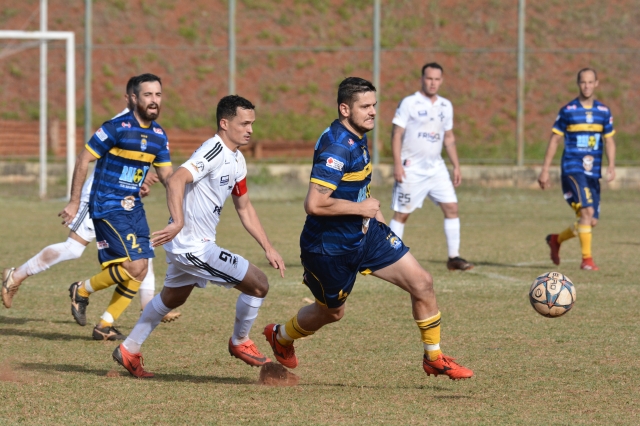 Na foto, lance do jogo entre Grêmio Cecap e CAL na primeira fase da série A do Amador