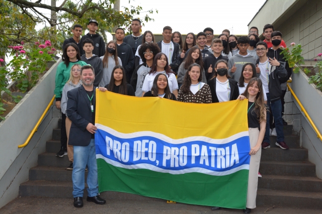 Alunos da Escola Idalina Canova de Barros após o encontro com o prefeito Prado
