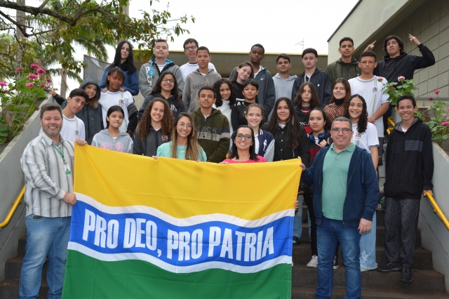 Alunos da Escola Idalina Canova de Barros após encontro com prefeito Prado