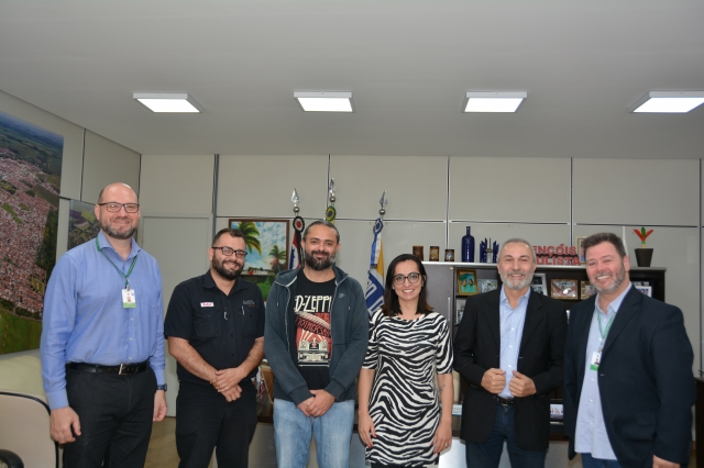 Prefeito Prado e o secretário Marcelo Maganha durante encontro com os membros da ALELP